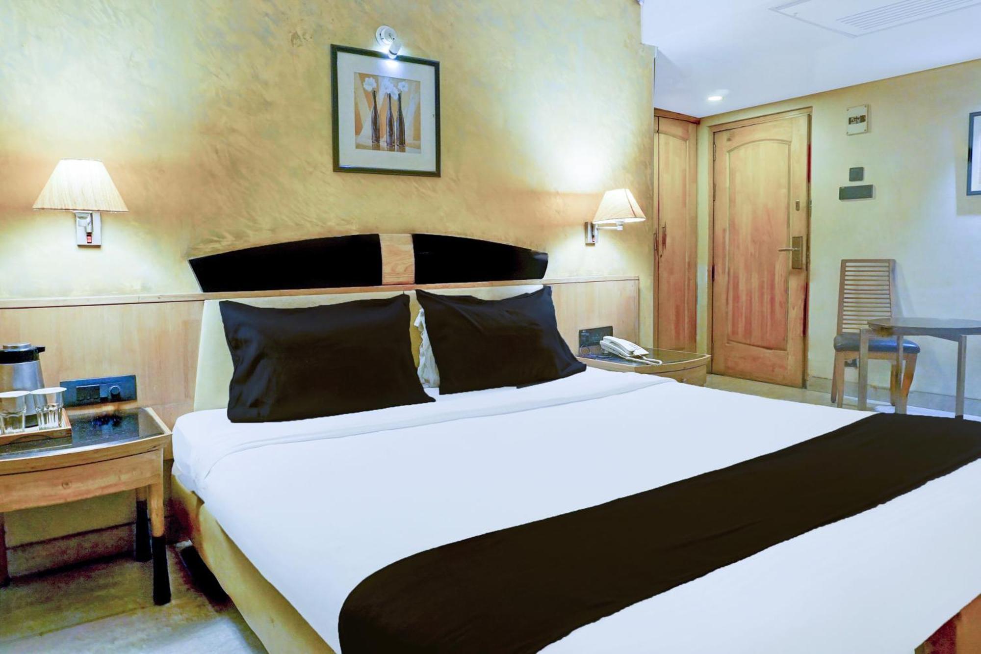 Super Townhouse Oak Jm Road Formerly Krishna Presidency Poona Buitenkant foto