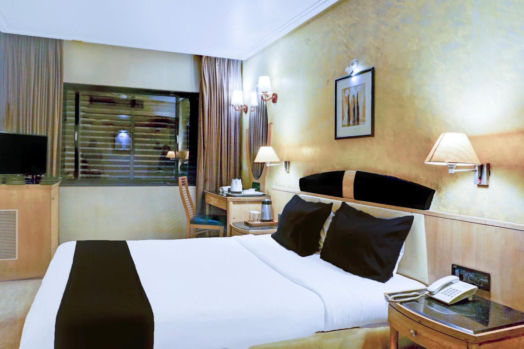 Super Townhouse Oak Jm Road Formerly Krishna Presidency Poona Buitenkant foto