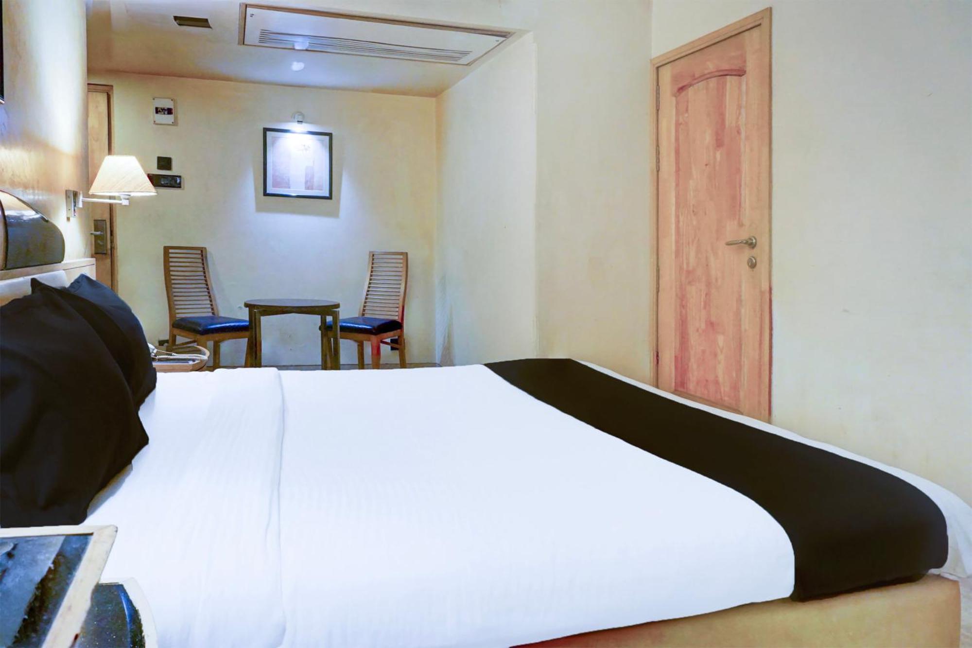 Super Townhouse Oak Jm Road Formerly Krishna Presidency Poona Buitenkant foto
