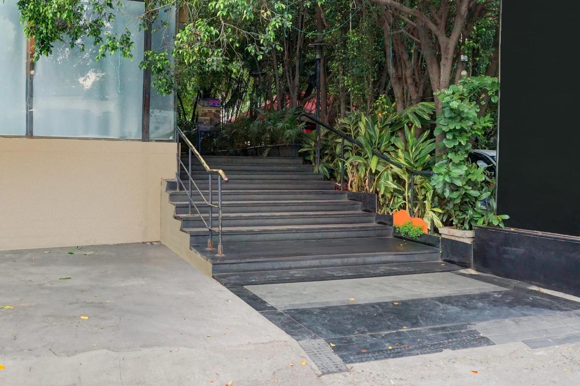 Super Townhouse Oak Jm Road Formerly Krishna Presidency Poona Buitenkant foto