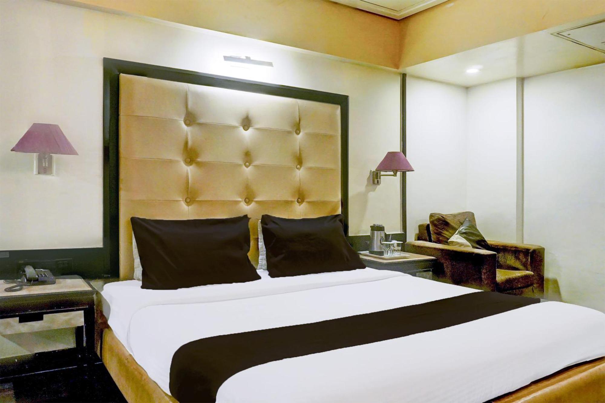 Super Townhouse Oak Jm Road Formerly Krishna Presidency Poona Buitenkant foto