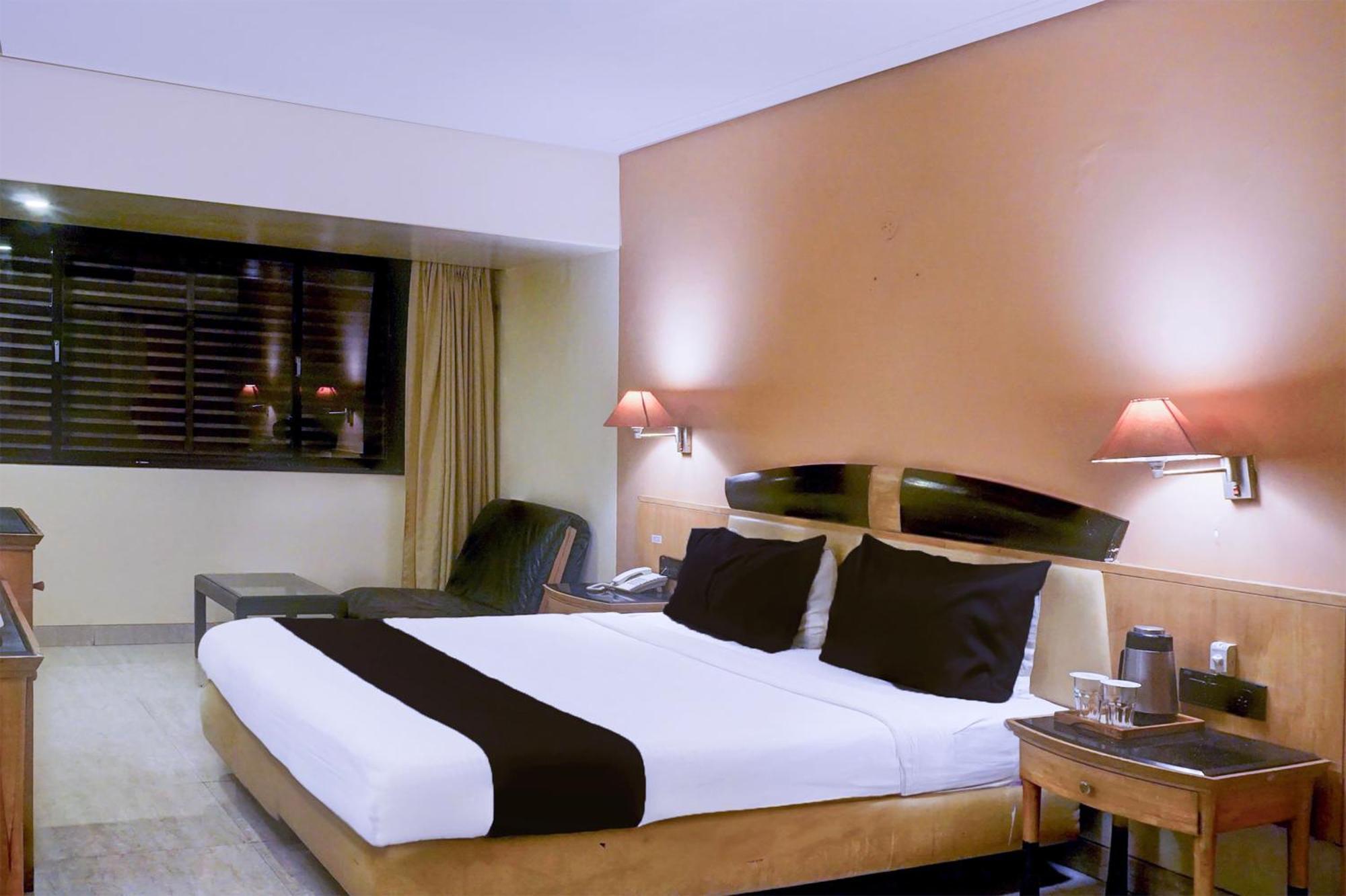 Super Townhouse Oak Jm Road Formerly Krishna Presidency Poona Buitenkant foto